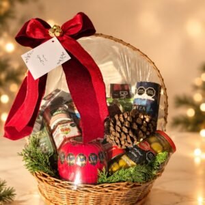 Canasta navideña de mimbre con moño rojo y productos gourmet