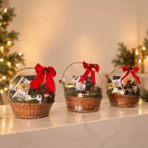 Tres canastas navideñas de mimbre alineadas con moños rojos