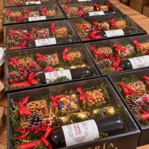 Cajas de obsequio empresarial navideño alineadas